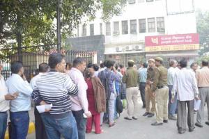 पांच सौ और एक हजार के नोट जमा कराने के लिए लोगों की लंबी लाइने