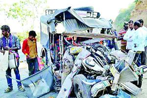 बारातियों की जीप ट्रक में घुसी