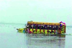 पानी वाली बस से किसान मुरझाए