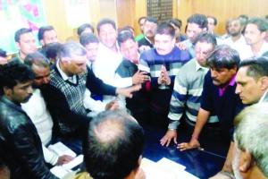 रेहड़ियां हटाने को लेकर हुआ बवाल खत्म