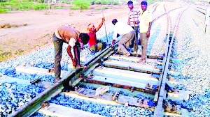 रेल लाइन में फ्रेक्चर, मास्टर की सूझ-बूझ से रुका हादसा