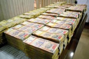 आयकर छापों में 106 करोड़ रुपये नकद व 127 किलो सोना जब्त