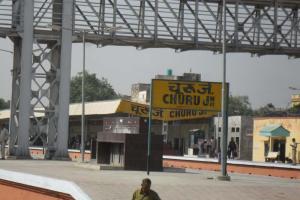 रेल की पटरियों से भरा ट्राला पलटा