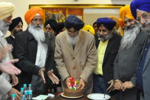 जन्मदिन पर करोड़ों व्यर्थ में बहेगा, गरीब तरसेगा!