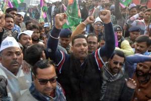 नोटबंदी के खिलाफ जाप का बिहार में रेल चक्का जाम आंदोलन , रेल सेवा बाधित