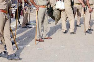 जुलूस पर पथराव मामला: पुलिसबल तैनात15 लोग गिरफ्तार
