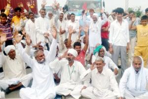 मांगों को लेकर किसानों ने राष्ट्रीय राजमार्ग किया जाम