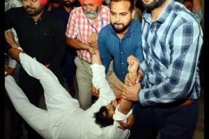 आप विधायकों को घसीट-घसीटकर सदन से बाहर निकाला