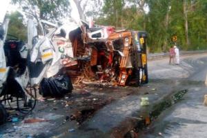 ट्रक और कंटेनर में हुई भयंकर टक्कर , चार की मौत