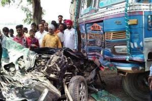 जीप पर जा चढ़ा ट्रक, 4 की मौत