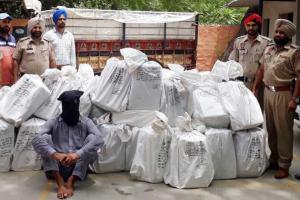 पुलिस ने नाकाबंदी कर पकड़ी शराब की खेप
