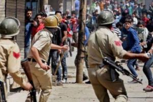 J&K: पत्थरबाज नहीं आए बाज, CRPF कैंप पर हमला