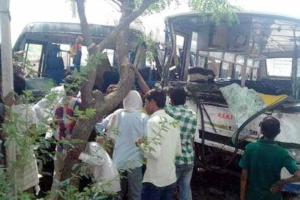 दो बसों की टक्कर, 30 यात्री घायल