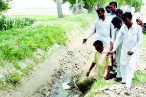 एक तो गर्मी, ऊपर से नहरी पानी को तरसे किसान