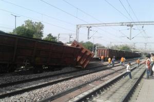 पटरी से उतरे मालगाड़ी के दो डिब्बे