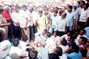 ज्वैलर्स से लूट का मामला: बाजार बंद रख लगाया जाम