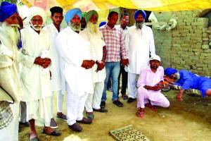 बेसहारा बुजुर्ग की संभाल कर गांव पहुंचाया