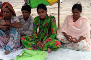 बच्चों सहित बेमियादी धरने पर बैठी महिला