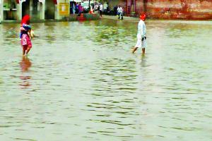प्रशासन कर रहा लापरवाही, आमजन भुगत रहा खामियाजा
