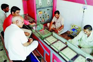नकदी भरा बैग लेकर फरार हुआ लुटेरा
