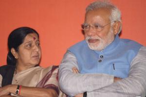 सुषमा आधी रात को  भी विदेशों में बसे भारतीयों की मदद करती हैं : मोदी