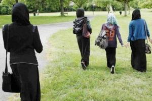 UK: हिजाब खींचकर लड़की को गिराया