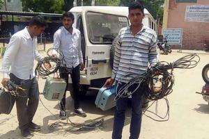बिजली निगम ने फैक्ट्रियों व घरों पर मारे छापे