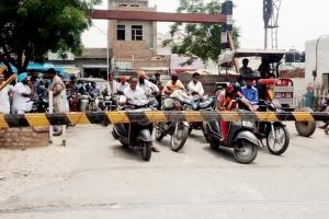 रेलवे की मनमर्जी, बंद फाटकों से लोग दुखी