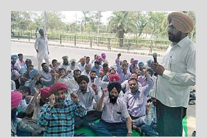 कर्मचारियों ने घेरा निगरानी इंजीनियर कार्यालय