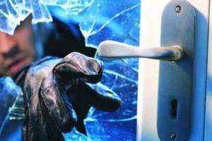 चार सूने मकानों में चोरी