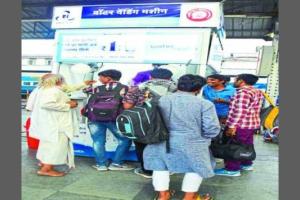 रेलयात्रियों के लिए वरदान बनी वाटर वैंडिंग मशीनें