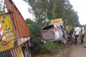 ट्राले से सीधी टकराई जायलो गाड़ी, ड्राइवर समेत 8 की मौत