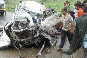 ट्रक ने मारी कार में टक्कर, थानाधिकारी सहित 5 की मौत