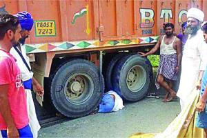 तेज रफ्तार ट्राले ने बुजुर्ग को रौंदा