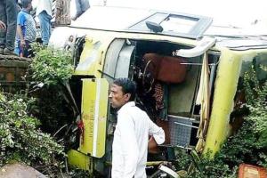 तीर्थयात्रियों से भरी बस पलटी, 9 की मौत