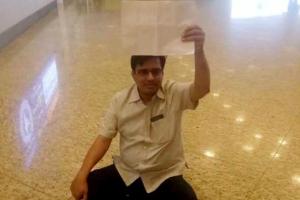 मुंबई: एयरपोर्ट पर नमाज पढ़ने को लेकर बवाल
