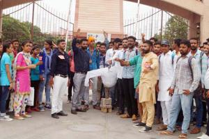 छात्र संगठनों ने निकाली शव यात्रा, फूंका पुतला