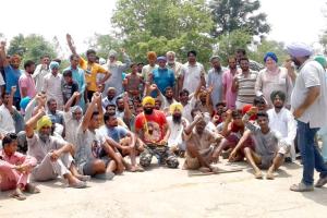 किसानों ने लगाया जाम, विभाग को कोसा