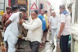 धूं-धूं कर जला होलसेल का गोदाम