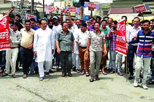 जीएसटी : सड़कों पर उतरे कपड़ा व्यापारी