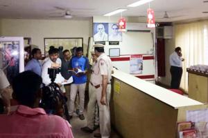 बदमाशों ने पिस्तौल दिखा लूटा लाखों का सोना