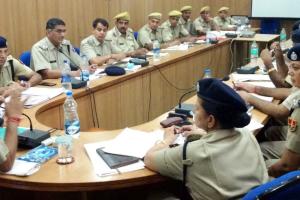 क्राइम मीटिंग में पुलिसकर्मियों की लगाई क्लास