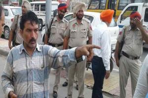 बदमाशों ने फायरिंग कर लूटे 8.84 लाख