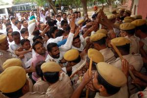गुस्साए वकीलों का प्रदर्शन, पुलिसकर्मियों से झड़प