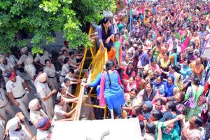 आंगनबाड़ी वर्करों व पुलिस में धक्कामुक्की
