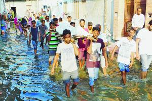 परिजनों ने 15 घंटे तक दूषित पानी में ही रखा शव