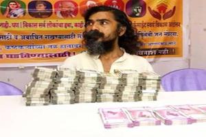 मुंबई में सोशल वर्कर ने टेबल पर 40 लाख रुपए के नोटों की गडि्डयां बिछाई, बोला- रिश्वत में मिले