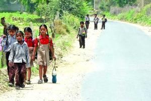 उद्घाटन के इंतजार में स्कूल की नई इमारत