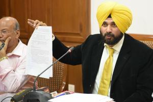 सिद्धू ने चार अफसरों को किया सस्पेंड