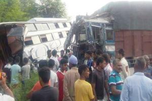 कंडक्टर की मौत, 25 यात्री घायल, तीन गंभीर